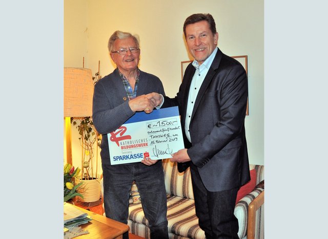 Helmut Karner (re.) übergibt den Scheck an Werner Waldmann, den Gründer der Austrian Doctors. | Foto: Austrian Doctors