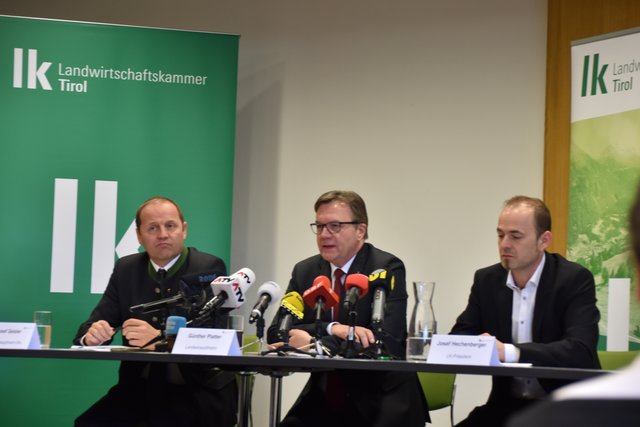 LH Günther Platter (Mitte), LHStv. Josef Geisler (l.) und LK-Präsident Josef Hechenberger (r.) wollen vor allem auch die Eigenverantwortung stärken. | Foto: Kainz