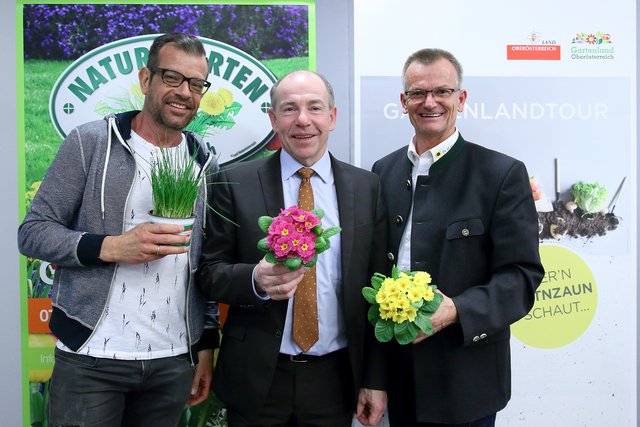 Im Bild (v. l.): Biogärtner Karl Ploberger, Landesrat Max Hiegelsberger und Landesgärtnermeister Dietmar Bergmoser läuten die Gartensaison 2019 ein. | Foto: Land OÖ/Sabrina Liedl