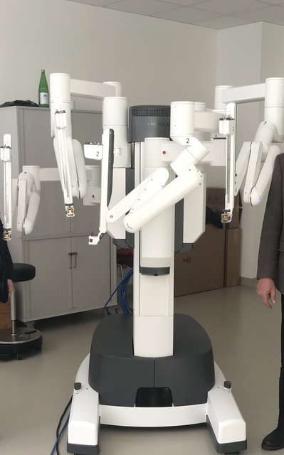 Neu: Der hochmoderne OP-Roboter.