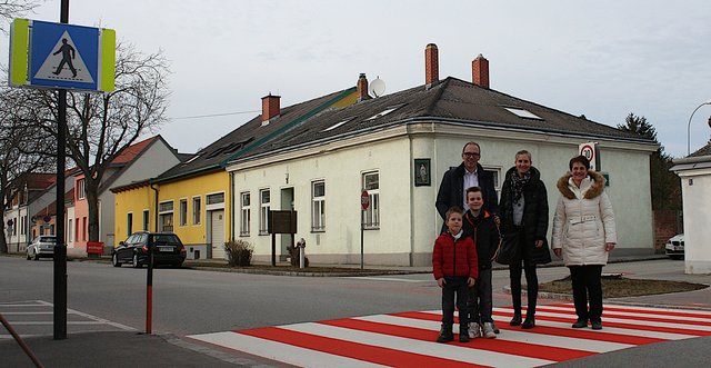 Martin, Christine, Jonas und Tobias Schneider freuen sich gemeinsam mit Bürgermeisterin Anna Steindl über den neuen Schutzweg auf der Landesstraße Kaiser Josef-Straße / Feldgasse. | Foto: Flandorfer