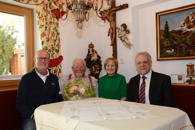 Im Bild: Bgm. Werner Kurz mit Jubilar Alois Ganahl, Maria und Gottlieb Rudigier