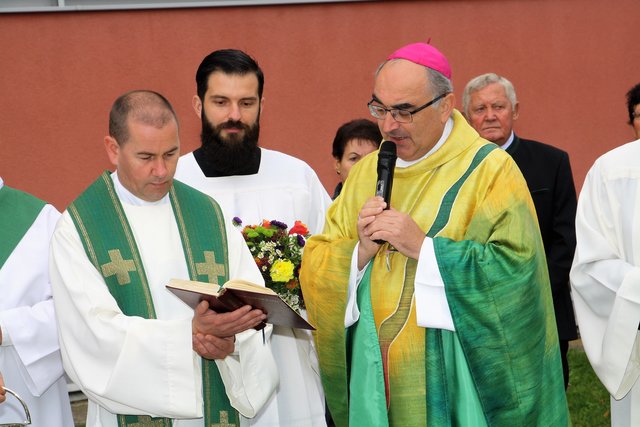 Pfarrer Josef Windisch und Priesterkandidat Ioan Liviu Bilc mit Bischof Wilhelm Krautwaschl beim Erntedankfest in Kalsdorf | Foto: Edith Ertl