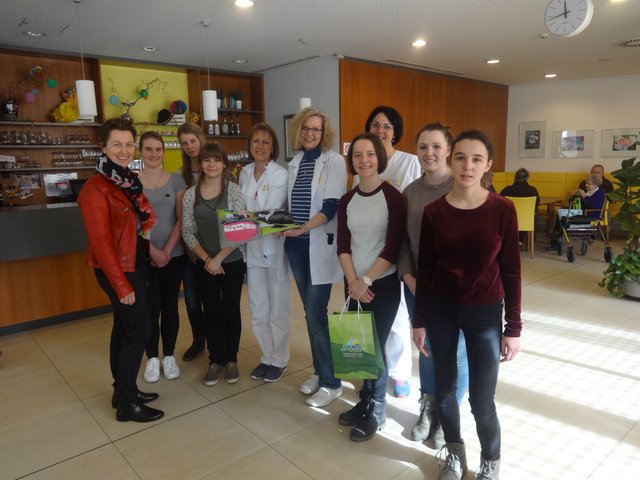 Die SchülerInnen der LLA überreichten eine selbstgenähte Demenzdecke an die Verantwortlichen des Wohn- und Pflegeheimes in Lienz. | Foto: LLA Lienz