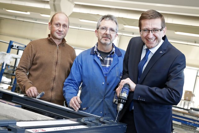 Bei der Betriebsbesichtigung bei der Firma Unterfurtner in St. Peter am Hart, legte Landesrat Markus Achleitner selbst Hand an.  | Foto: Land OÖ/ Stinglmayr