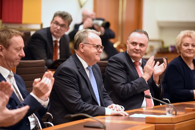Hans Niessl bei seiner letzten Landtagssitzung als Landeshauptmann neben seinem Nachfolger Hans Peter Doskozil. | Foto: LMS