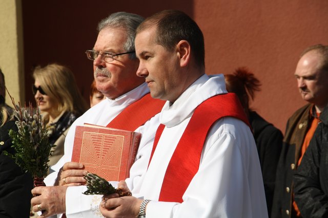 Diakon Hans Hofer (links) und Pfarrer Josef Windisch bei der Palmweihe in Kalsdorf | Foto: Edith Ertl