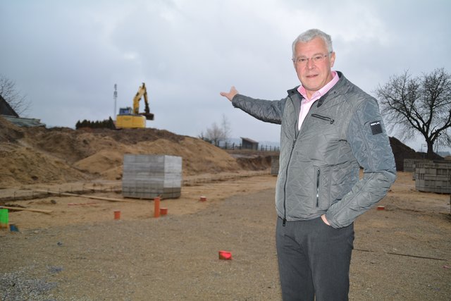 Baustellenbesichtigung mit Bürgermeister Erhart Weißenböck: Die WAV baut in Dietmanns eine Anlage für Junges Wohnen. 