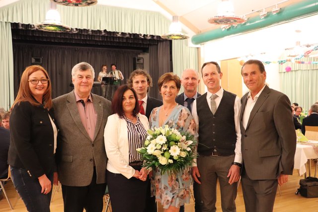 VzBgm. Ingrid Baumhackl mit den Gemeinderäten ihrer Liste Heike Sommer, Jürgen Stockinger, Margit Fischer, Werner Muhr, Christian Scheucher und Artur Seidl sowie  Georg Gogg (2.R.Mitte) | Foto: Edith Ertl