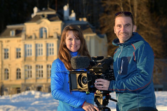Iris und Gerald Egelseer beim Dreh zum Spot Schneeschuhwandern vor dem Nationalpark Hotel Villa Sonnwend.