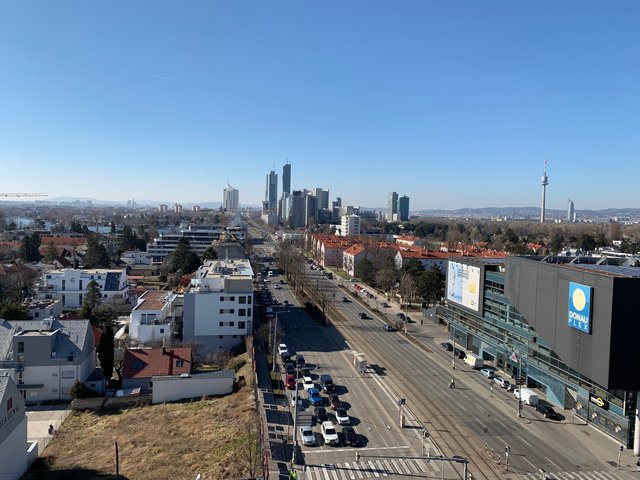 Der Blick aus etwa 20 Metern Höhe zeigt die Blickachse über die Wagramer Straße bis zum Stephansdom. | Foto: Foto: Grüne Wien