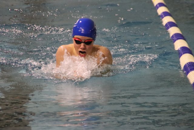 Daniel Nigg schwimmt einen neuen Tiroler Rekord über 200m Brust in der Altersklasse 13/14.