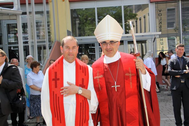 Pfarrer Josef Windisch mit Bischof Wilhelm Krautwaschl bei einer Firmung in Kalsdorf | Foto: Edith Ertl