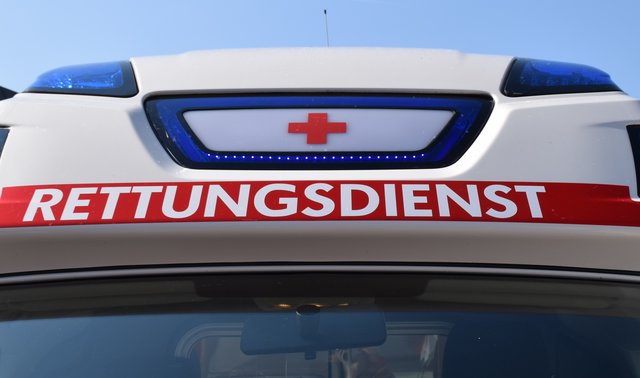 Der Rettungsdienst des Roten Kreuzes brachte den verletzten Postzusteller in das Landeskrankenhaus | Foto: Mörth