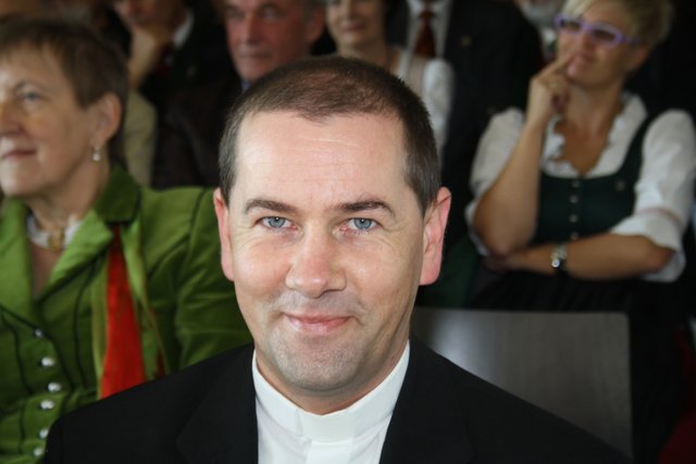 Josef Windisch ist seit 2012 Pfarrer im Pfarrverband Kalsdorf-Fernitz. Er gilt als Brückenbauer für Bildung und engagiert sich für ein Schulprojekt in Tansania. | Foto: Edith Ertl