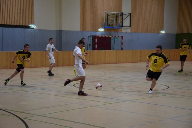 Spannende Matches und gutes Ballgeschick boten die Teilnehmer des Bezirkshallen-Fußballturniers.