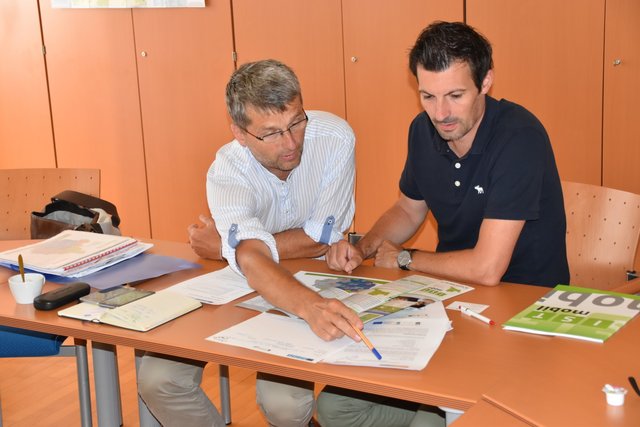 Tüfteln über den Plänen: Andreas Zbiral, Mobilitätsmanager, und LA René Lobner. | Foto: Potmesil