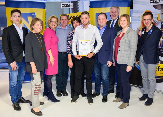 WKNÖ-Präsidentin Sonja Zwazl, Landeshauptfrau Johanna Mikl-Leitner, Robert und Monika Steininger (die Eltern von Lukas), Lukas Steininger, Christian Honeder (der Chef bzw. Geschäftsführer der Firma Christian Honeder GmbH), Landesrat Martin Eichinger und Gerda Honeder. | Foto: wko.at