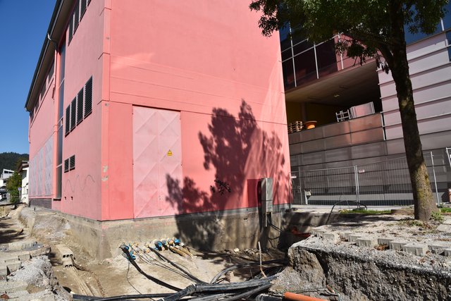 Das alte Umspannwerk iN kufstein am Fischergries hat ausgedient: Die Stromleitungen wurden zwischenzeitlich in das neue Werk umgeleitet, Mitte März wird das rote Gebäude dem Erdboden gleichgemacht.