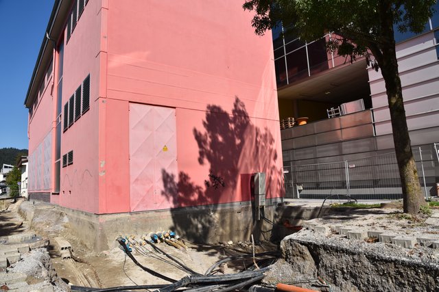 Das alte Umspannwerk iN kufstein am Fischergries hat ausgedient: Die Stromleitungen wurden zwischenzeitlich in das neue Werk umgeleitet, Mitte März wird das rote Gebäude dem Erdboden gleichgemacht.  | Foto:  Stadtwerke Kufstein/Giacchino