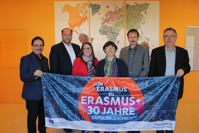 Bgm. Erich Wahl, Bgm. Thomas Punkenhofer, Schulleiterin Sabine Bauernfeind,  Andrea Wahl, Geschäftsführerin der Bewusstseinsregion, Schulleiter Andreas Reisinger und Bgm. Christian Aufreiter.
