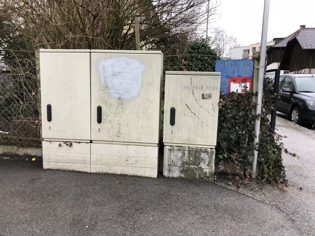 Aufgrund der Recherchen der BezirksRundschau kam nun endlich Bewegung in die Sache. das Hakenkreuz wurde übermalt.