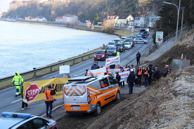 Rund 30 Demonstranten machten ihrem Unmut über das Autobahnprojekt Luft.