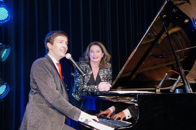 Tribute-Abend für Udo Jürgens: Alex Parker führt musikalisch und Gabriela Benesch mit Anekdoten durch den Abend.  | Foto: www.beneschfurrer.com
