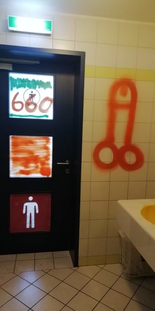 Die Toilettenanlage wurde massiv beschädigt. | Foto: Gemeinde Reutte