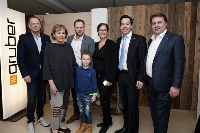 Roland Mader, Präsidentin Sonja Zwazl, Markus Mader mit seinem Sohn, FiW Bezirksvertreterin Astrid Wessely, Außenstellenobmann Andreas Kirnberger und Spartenobmann Wolfgang Ecker
 | Foto: Wocelka