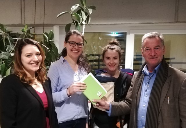 Neuwahl bei den Grünen Telfs: Hubert Weiler-Auer übergibt an Lena Burgstaller (Mitte) und ihre Stellvertreterinnen Julia Waldhart (li.) und Theresa Braun (re.).
 | Foto: Foto: Die Grünen Telfs