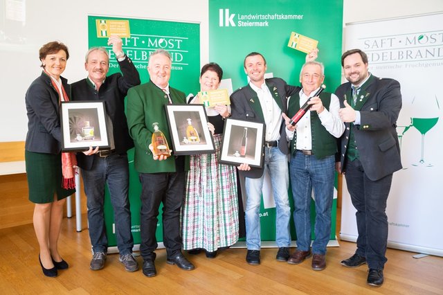 Vertreter der Betriebe Simon, Krenn und Schuster jubeln über ihre Sortensiege! | Foto: LK-Danner