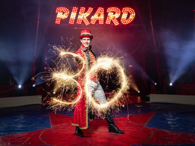 Der jüngste Zirkusdirektor Österreichs: Alexander Schneller präsentiert heuer das tolle Jubiläumsprogramm „30 Jahre Circus Pikard“.
