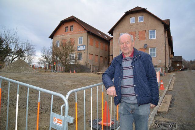 Am Areal der früheren Metallwarenfabrik Franke hinter Manfred Zimmel wurde kontaminierte Erde aus bis zu acht Metern Tiefe abgetragen und beseitigt. 