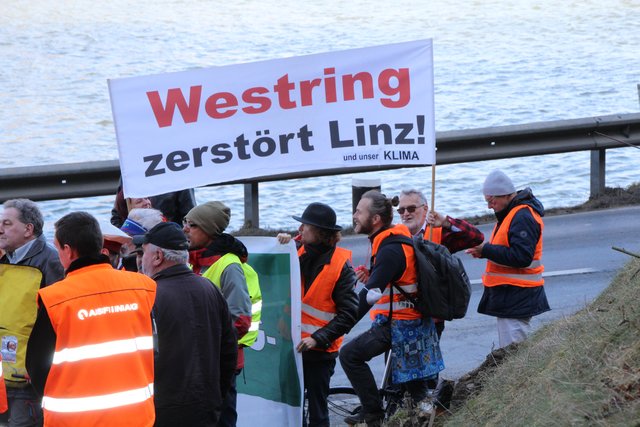 "Umweltschutz statt Westbahnschmutz", so einer der skandierten Slogans.