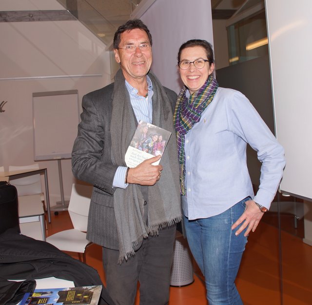 Professor Kurt Luger mit Sabine Oman vom Bildungszentrum Saalfelden