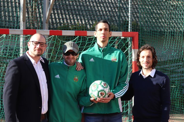 Daniel Hesse, Sportfreunde Purkersdorf, und Peter Grechtshammer, Rapid, mit den beiden Spielern des SNT-Teams Michael Egger und Ramy Nasr.