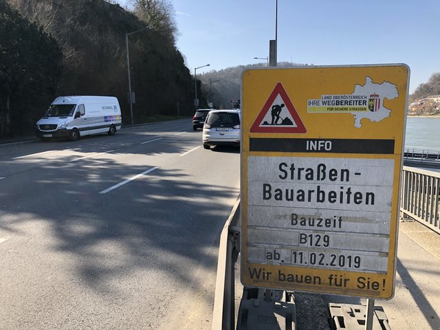 Wegen der Baustelle wird derzeit auf der B 129 zwischen Römbergertunnel und Linz-Margarethen der Verkehr immer wieder kurz wechselseitig angehalten.