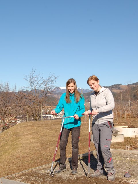 Nina und Kerstin lockern den Boden mit der Gartenkralle, und schon kann gesetzt werden.
