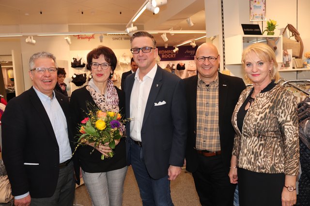 WKO-Obmann Peter Sükar, Bgm. Helmut Linhart und Riki Vogl gratulierte der Familie Eberhart zum Umbau. | Foto: Cescutti