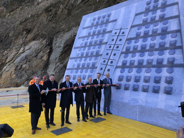 Symbolisch wurde das erste Stahlseil im Ankerblock der Brücke fixiert.