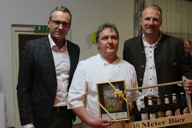 Markus Prosser mit Vize-Bgm. Josef Schüller und FPÖ-Bezirksparteiobmann Markus Leinfellner, die Geschenke mitbrachten. | Foto: Almer