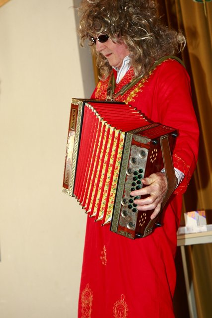 Ein unbekannter Rockstar auf Tourne, mit Zwischenstopp im Pfarrheim Fischbach, alisa Fritz Froihofer
