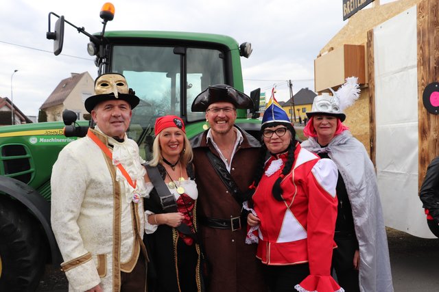 Kalsdorfs Faschingsadel Bgm. Manfred Komericky, Michaela Geiger und Almuth Huderz-Thümel mit dem Piratenpaar Sonja und Oliver Wieser. | Foto: Edith Ertl