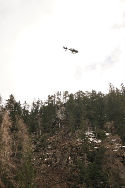 Foto: Besichtigung durch den Landesgeologen mit dem Polizeihubschrauber Libelle