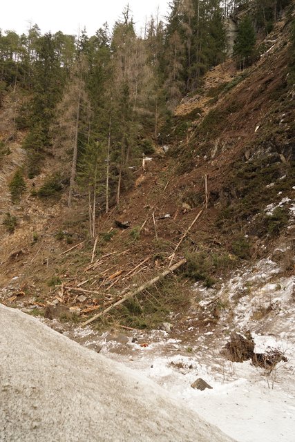 Foto: hinter den Auffangdamm