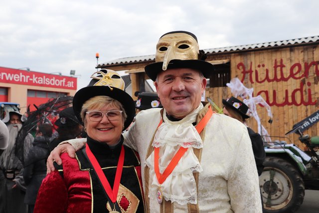 Bgm. a.D. Ursula Rauch und Bgm. Manfred Komericky im eleganten Outfit des Faschingsadels. | Foto: Edith Ertl