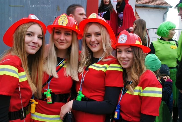 Elisa, Nadine, Tatjana und Kathrin als fesche Feuerwehrmädchen.