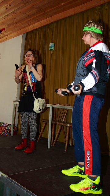 Die Entscheidung fällt auch in der Jetztzeit nicht leichter - lass ich das Handy daheim, oder nehme ich es doch mit - Vorlage Peter Rosegger - Regenschirm
