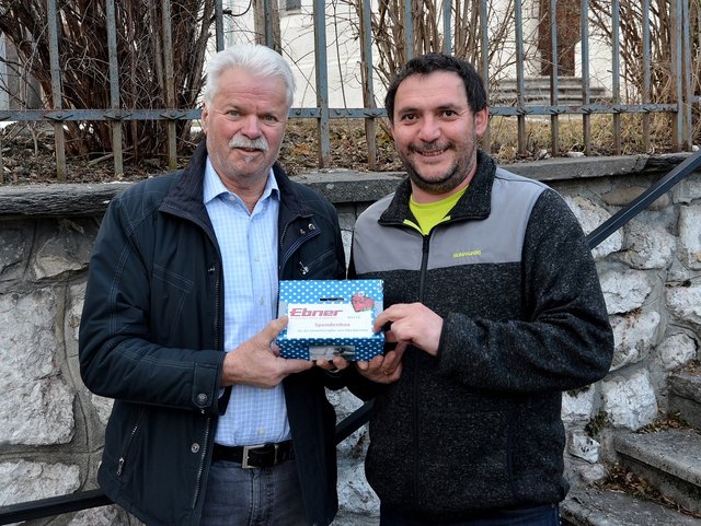Seppo Dietrichsteiner und FF-Kdt. Rattendorf Mario Lopez mit gefüllter und selbstgebastelter Spendenbox